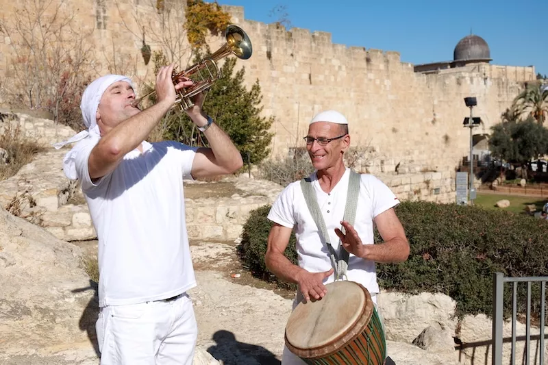 תרועות השמחה ליווי מתופפים בכותל